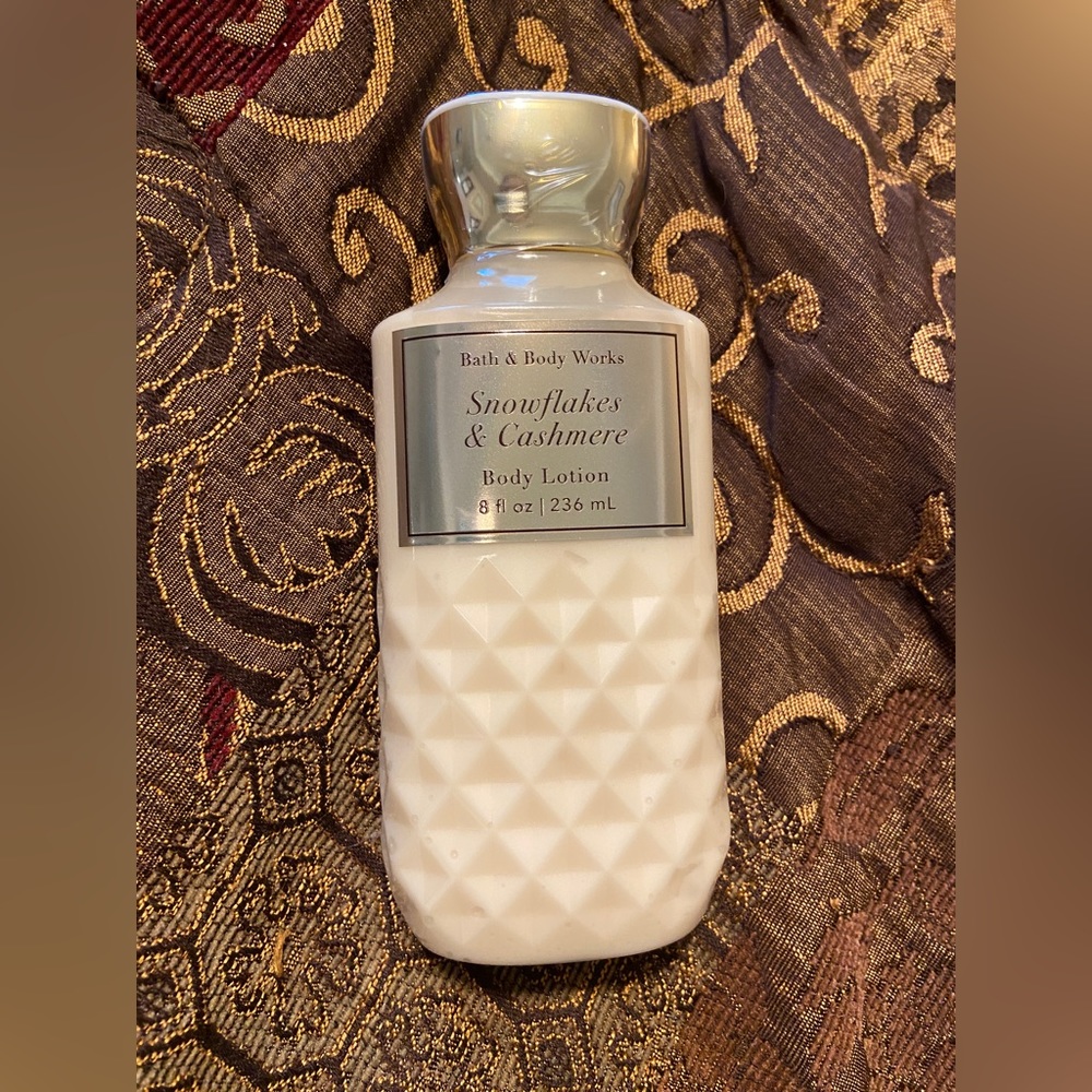 Bath & Body Works Snowflakes & Cashmere Body Lotion